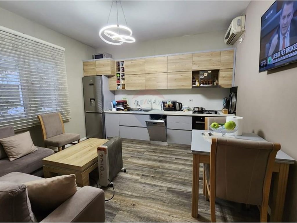Duplex for rent on Jordan Misja Street!