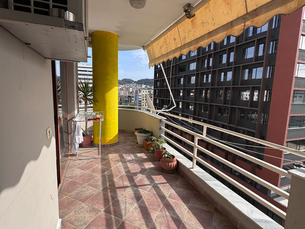 Jepet me qera Apartamenti 1+1 , rruga Kavajes perballe Noves ( del dhe tek Ura Nisherakut )  Cmimi: 550 euro 