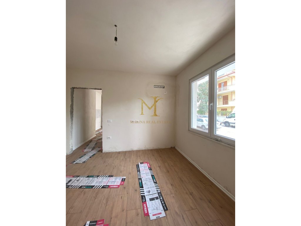 VENDESI APPARTAMENTO PRESSO IL MERCATO INDUSTRIALE A DURAZZO!!