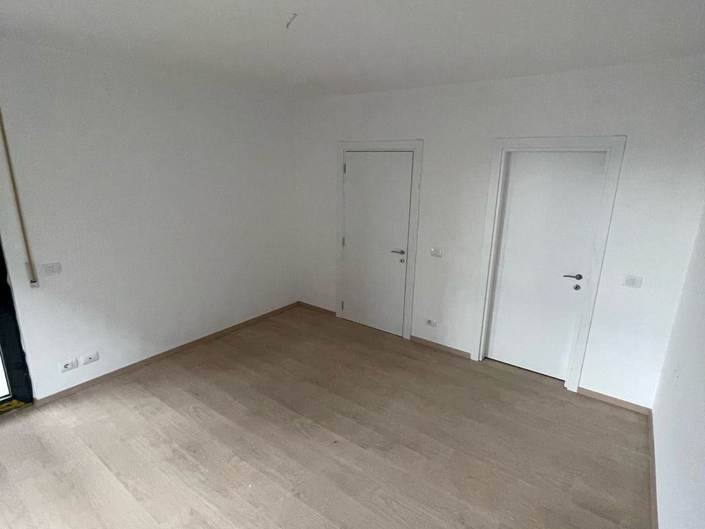 Shitet apartament 2+1 tek akses tirana