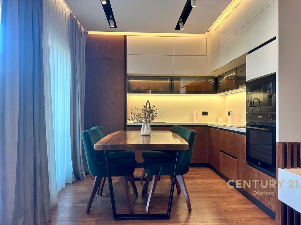 SHITET EKSKLUZIVE PENTHOUSE LUKSOZ 3+1+VERANDE TE KOPSHTI BOTANIK