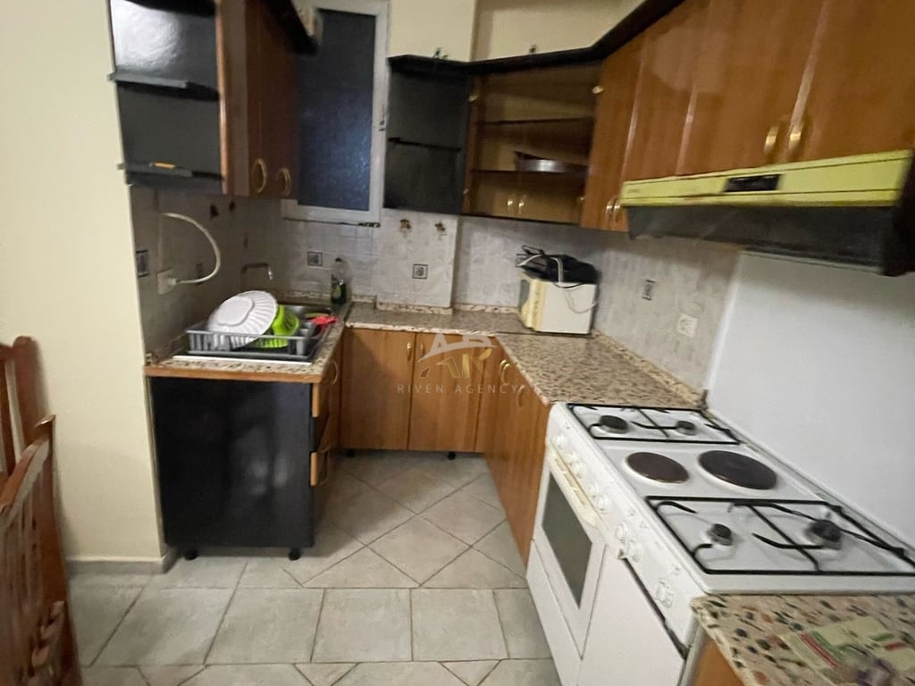 A 2+1+2 apartment is for rent in a building from the 2000s with an elevator, near Bar Oslo, Bardhyl Street.
