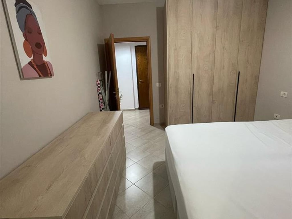 Apartament Me Qera 1+1 tek Komuna e Parisit (ID B2101080) Tirane