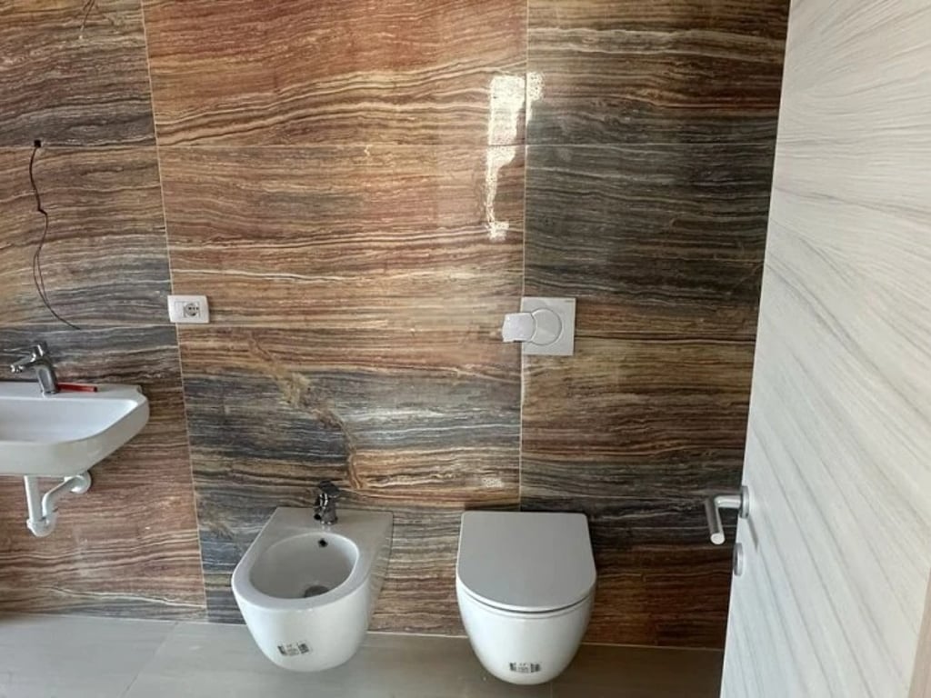 In Via Kavajë si affitta l'intero quinto piano di un nuovo palazzo a 2400 €.