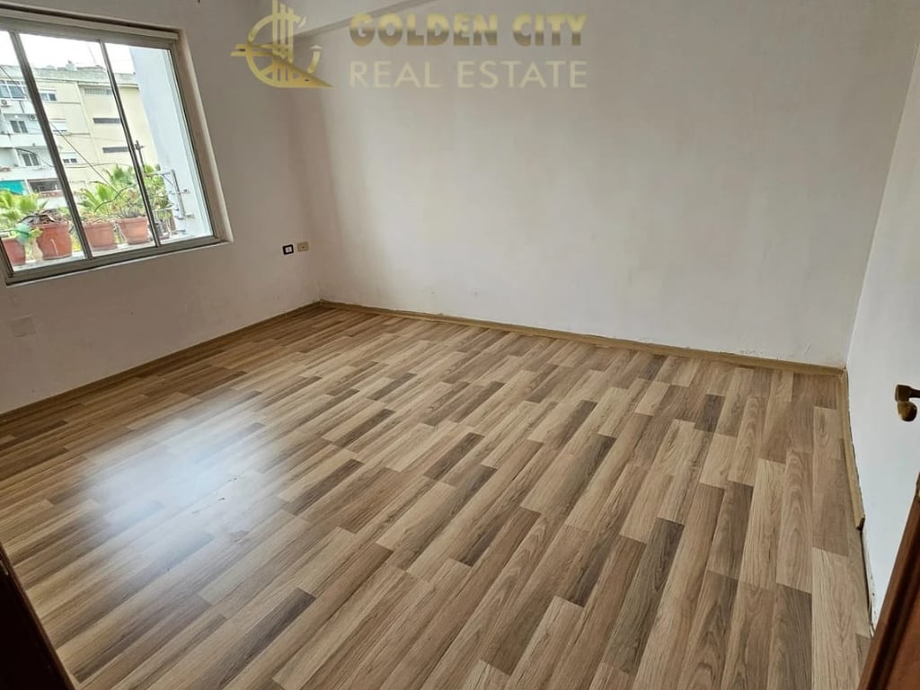 Shitet Apartament 2+1 te stacioni trenit