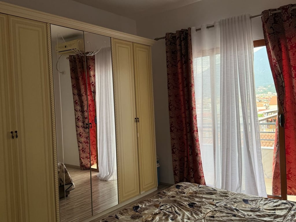 Jepet me qera Apartamenti 2+1 Rruga 5 maj , prapa concord center prane big market  Cmimi: 450mije leke