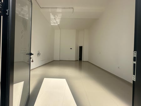 Shop / main road 📍Don Bosko 📌1300€