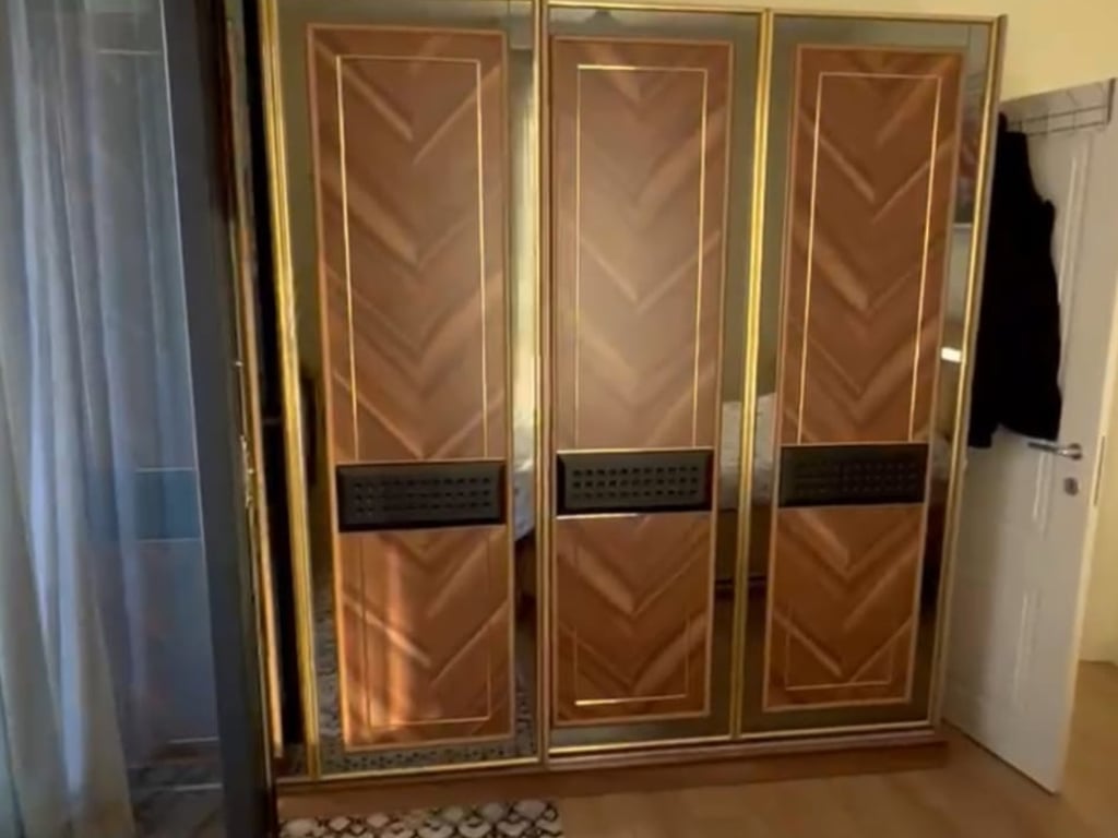 A 2+1+2 apartment is available at Dinamo market, Ferit Xhajko street.