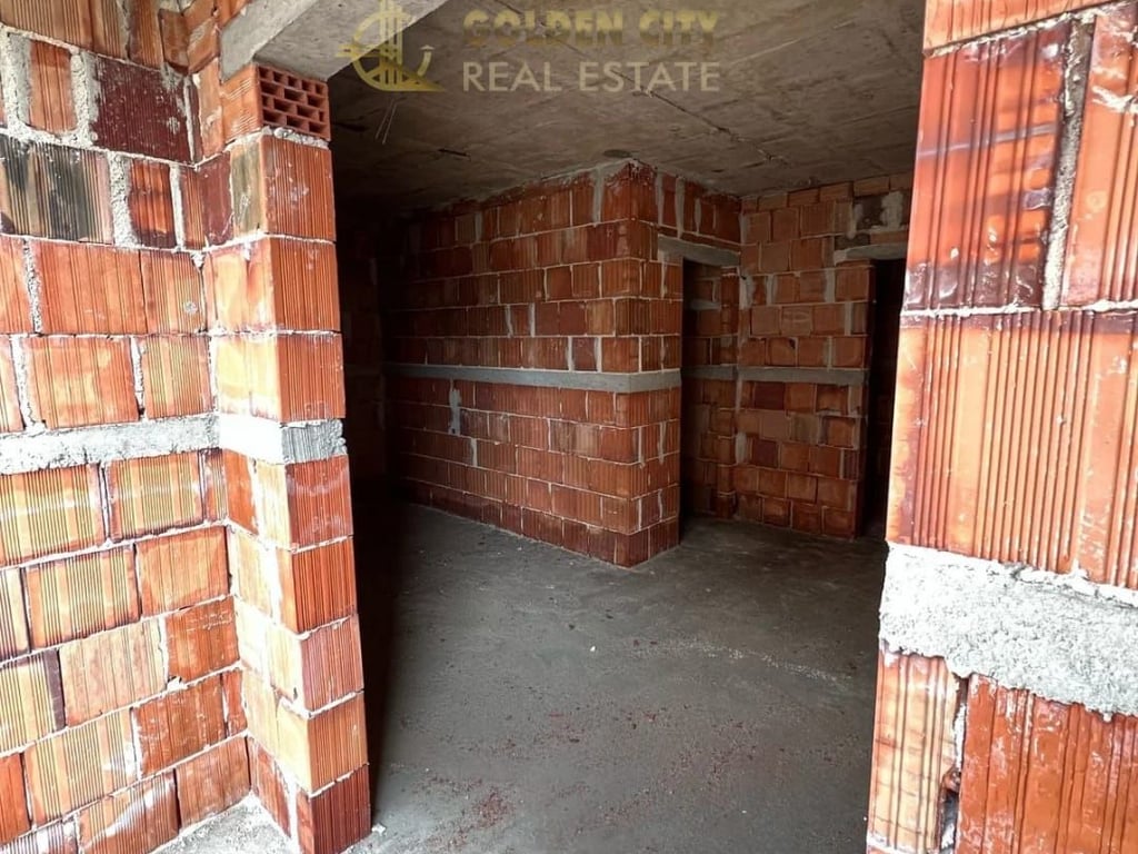 Shitet apartament 1+1+garazh golem