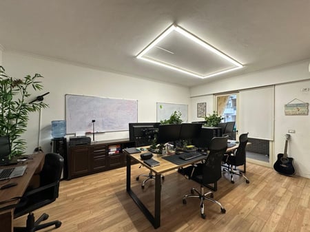 🖥️ JEPET ME QIRA AMBIENT PËR ZYRA + 2 POSTE PARKIMI TEK DREJTORIA E POLICISË | ✨ OFFICE SPACE FOR RENT + 2 PARKING SPOTS NEAR THE POLICE DIRECTORATE