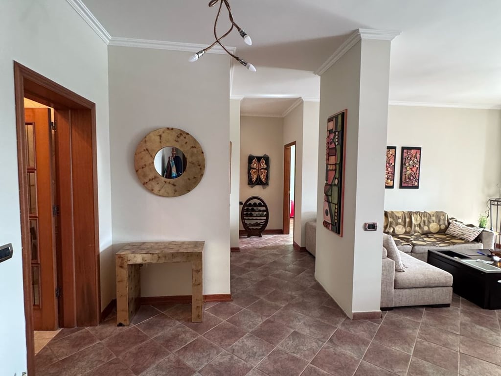 Jepet me qera Apartamenti 1+1 , rruga Kavajes perballe Noves ( del dhe tek Ura Nisherakut) 550 mije