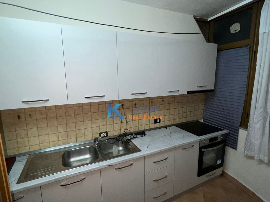Apartament 2+1 per qira te Komuna e Parisit