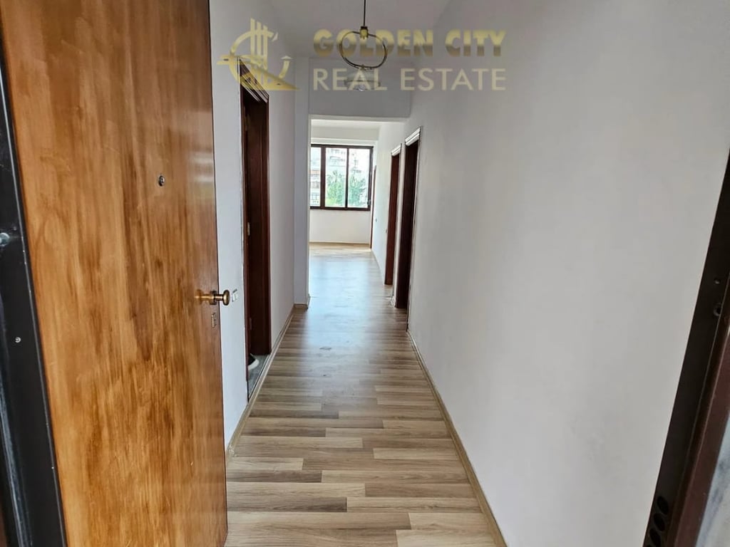 Shitet Apartament 2+1 te stacioni trenit