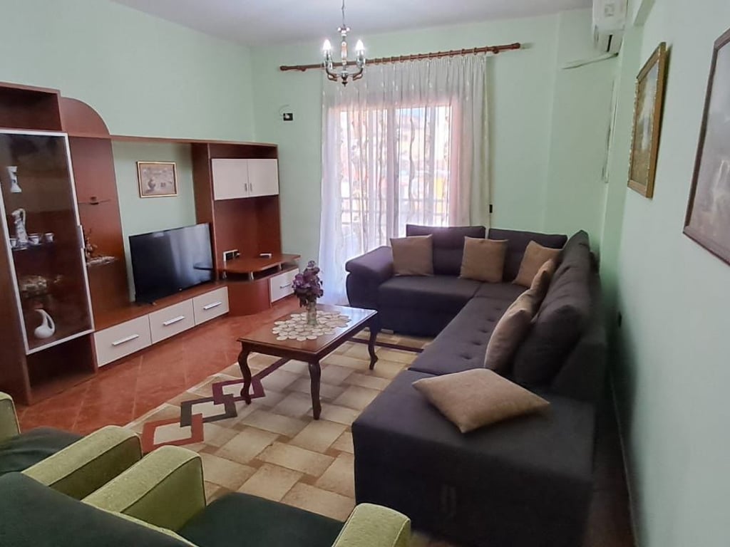 Jepet me qera apartament 2+1 te Rruga e Kavajes