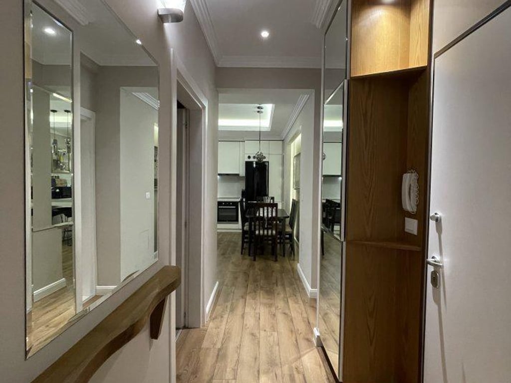 Jepet me qera Apartamenti 2+1 , Kryqezimi Unaze-Porcelan Cmimi: 750 euro