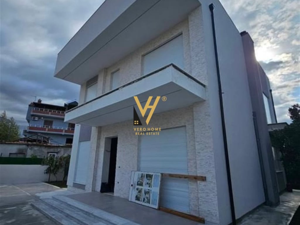 Villa a 2 Piani in Vendita a Paskuqan 230.000 Euro