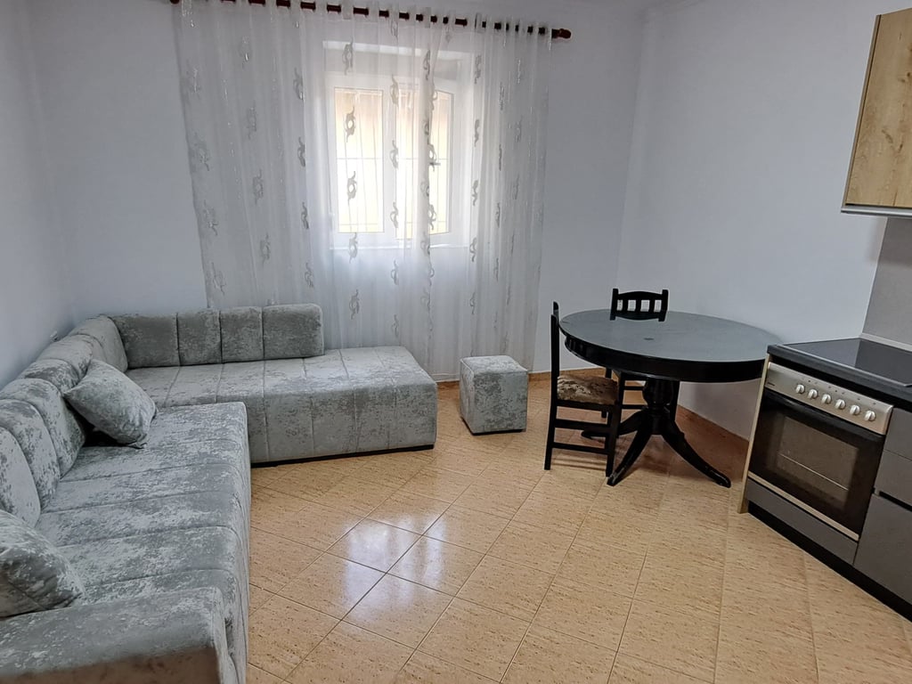 Affittasi appartamento 1+1, via di Dibra di fronte all'ospedale Madre Teresa 450 mila.