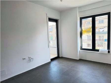 Jepet me qera apartament 1+1 per zyra tek st trenit
