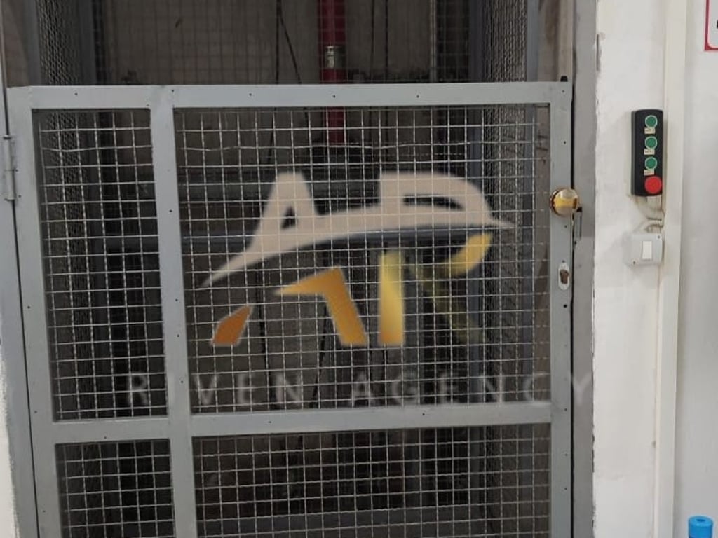 Jepet me qera Ambjent biznesi 2 katësh në Kombinat