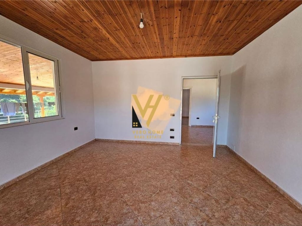 VENDITA DI UNA VILLA A DUE PIANI DI 410 M2 A PEZE TE MADHE 235.000 EURO