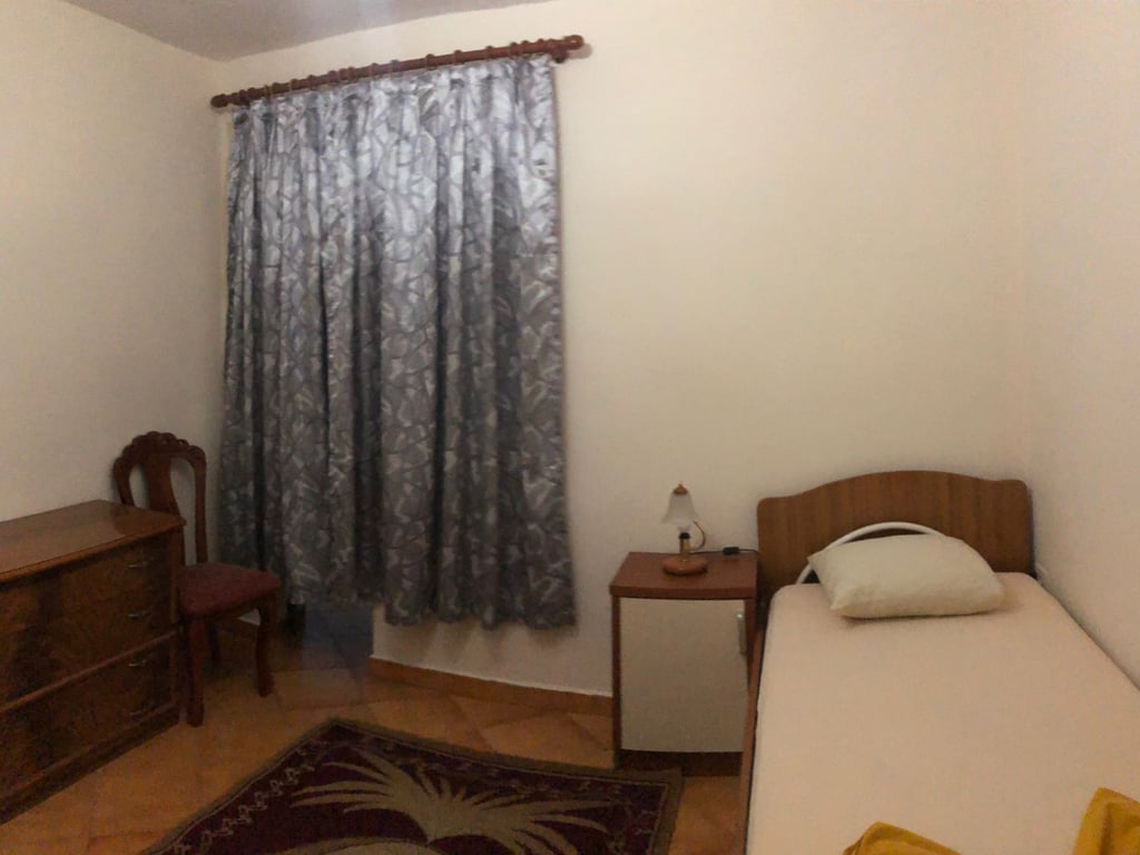 Jepet me qera apartament 3+1 ne Xhamllik!