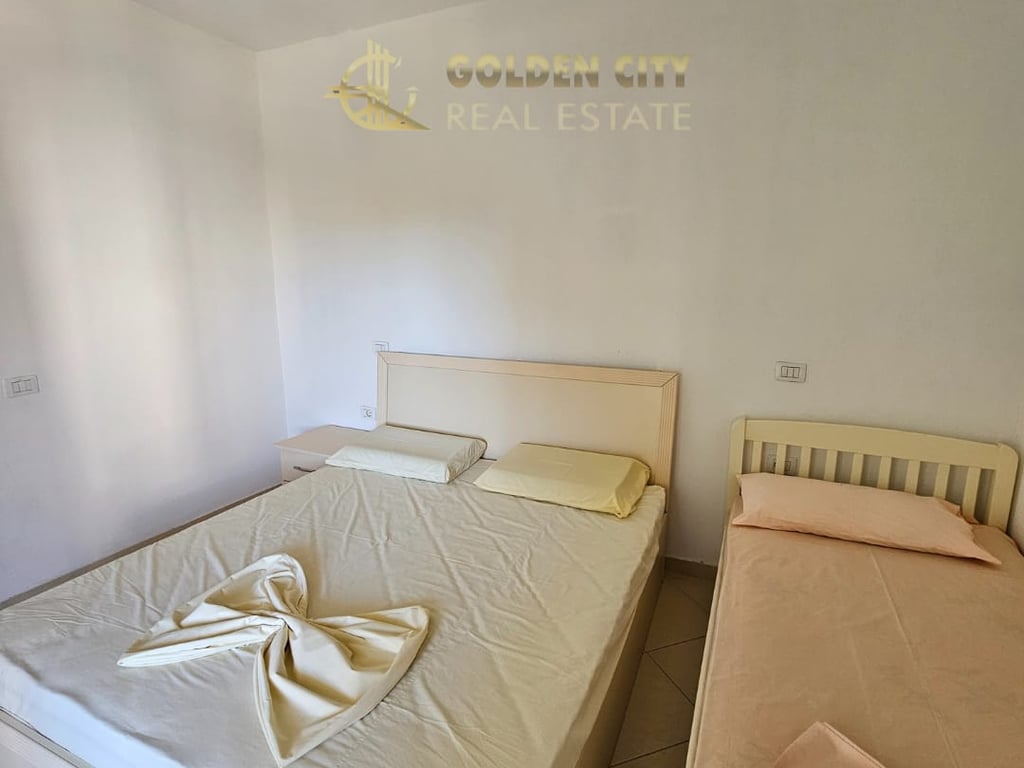 Vendesi super appartamento 2+1 fronte mare a Qerret.