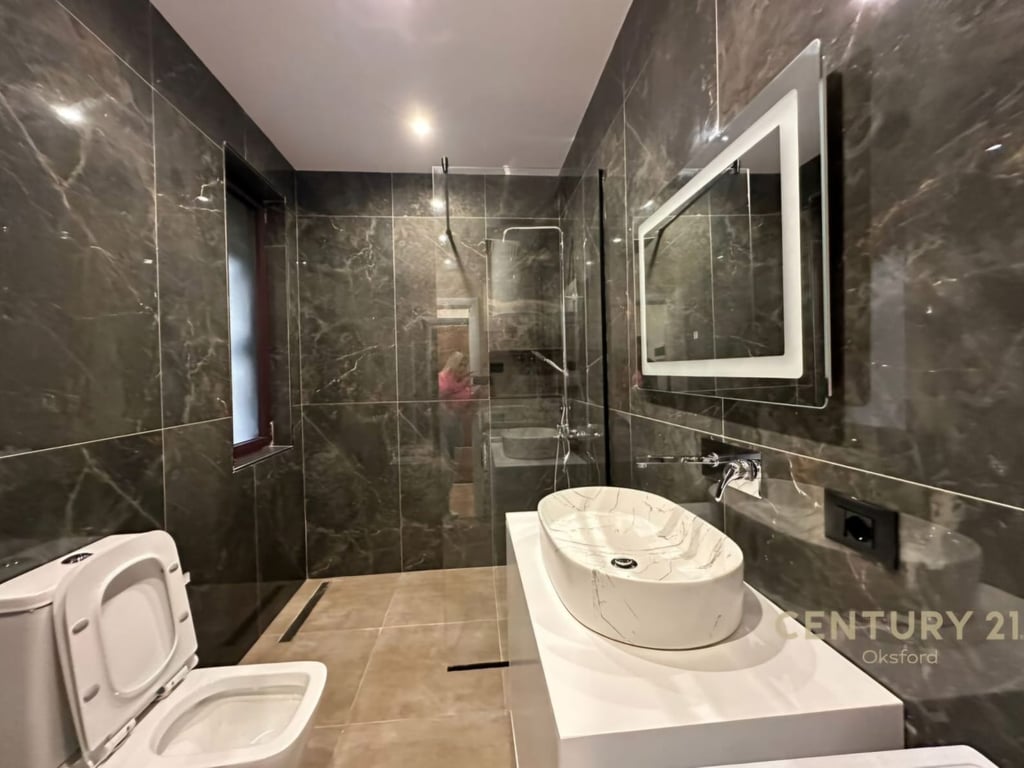 Shitet Apartament 1+1 pranë Pazarit të Ri