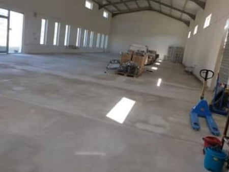 A warehouse is available for rent on the Vore-Marikaj axis for 2,000 euros.