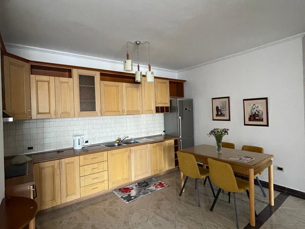 Jepet me qera apartament 2+1 ne Bllok 800 euro