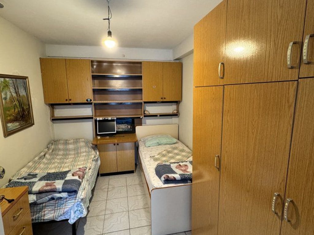 Affittasi casa a tre piani a Brryli, dietro la Votres.