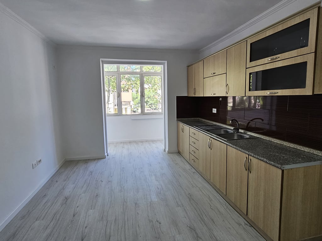 2+1 di fronte alla scuola Harry Fultz, Stazione dei treni