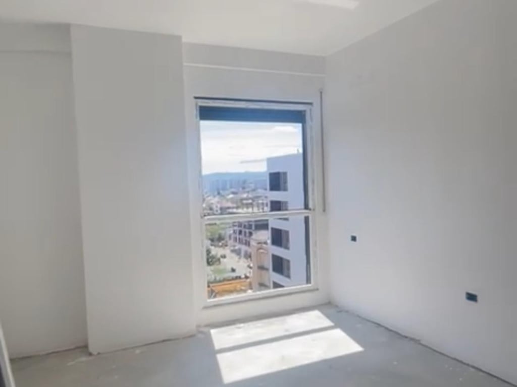 Vendesi appartamento 2+1+2 a Kamez.