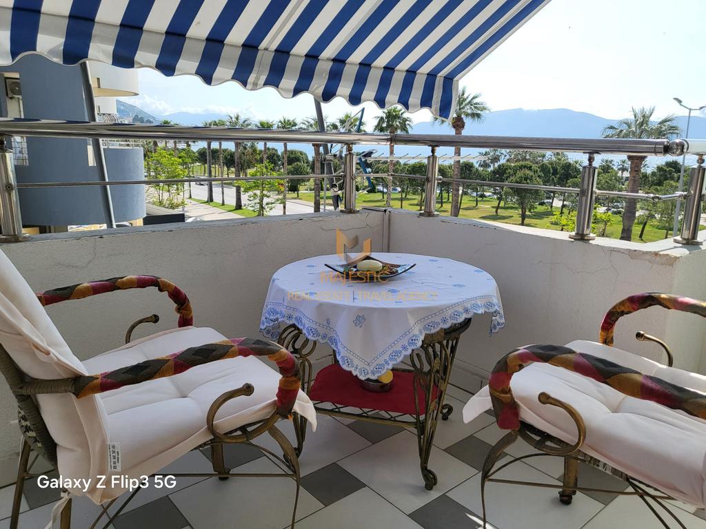 Vendesi monolocale sul lungomare con vista mare.