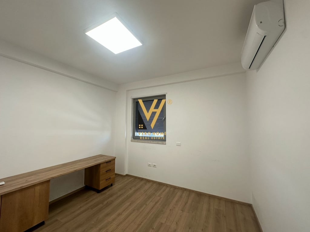 JEPET ZYRE 150M2 ME QERA TE RRUGA E DURRESIT 2.500 EURO