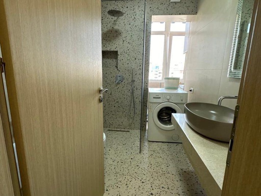 STUDIO APARTMENT FOR RENT 400 EURO NEAR THE ELECTRIC MARKET