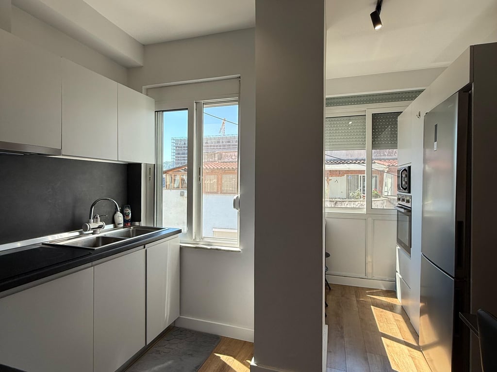 Jepet me Qera  apartament luksoz  1+1 (siperfaqe 70 m2 ) tek Komuna  e Parisit!