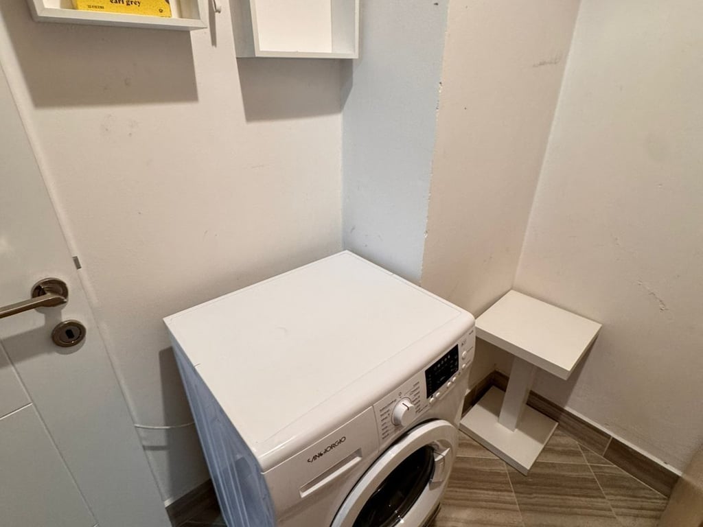 Zyre per qira ne Qender, prane Toptanit