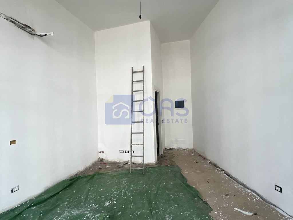 Business space for rent on Bulevardi I Ri 300 euros.