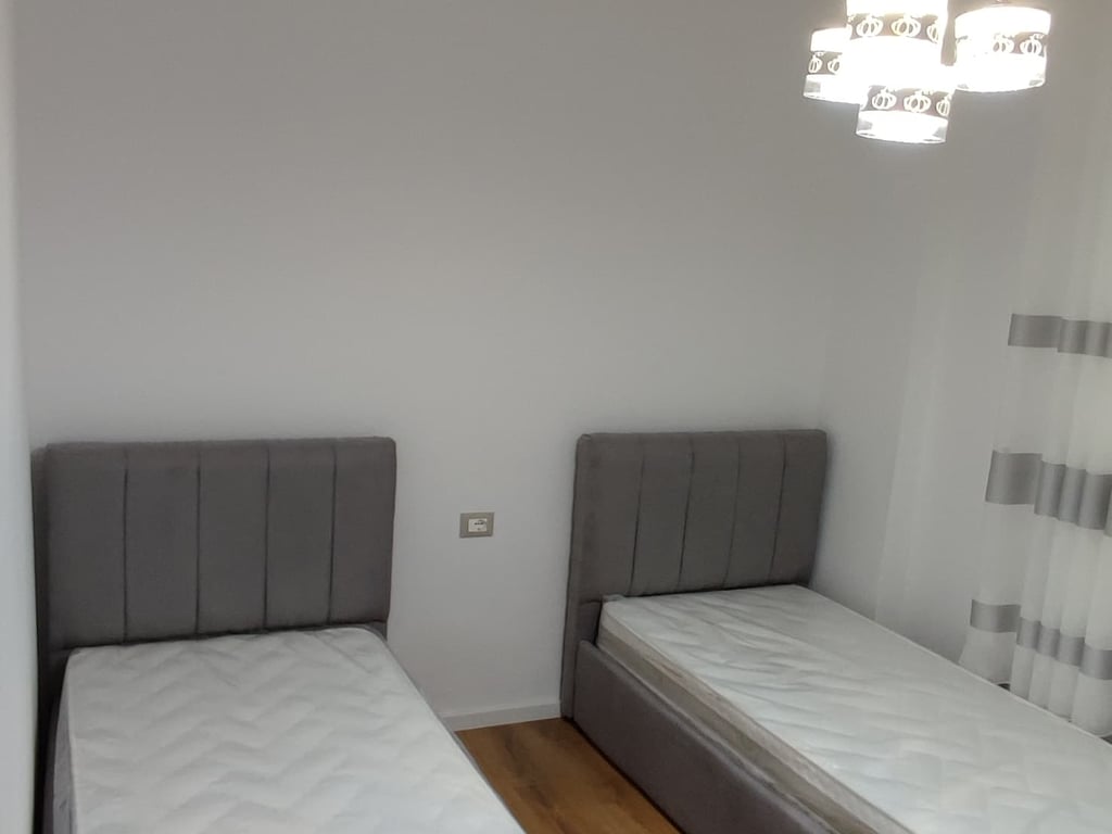 Affittasi appartamento 2+1 vicino alla Comune di Parigi.