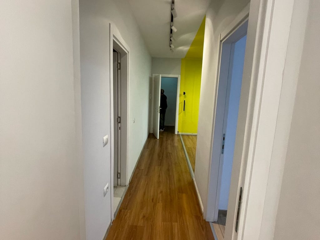 Zyre per qira te Rruga Asim Vokshi, afer Prestige