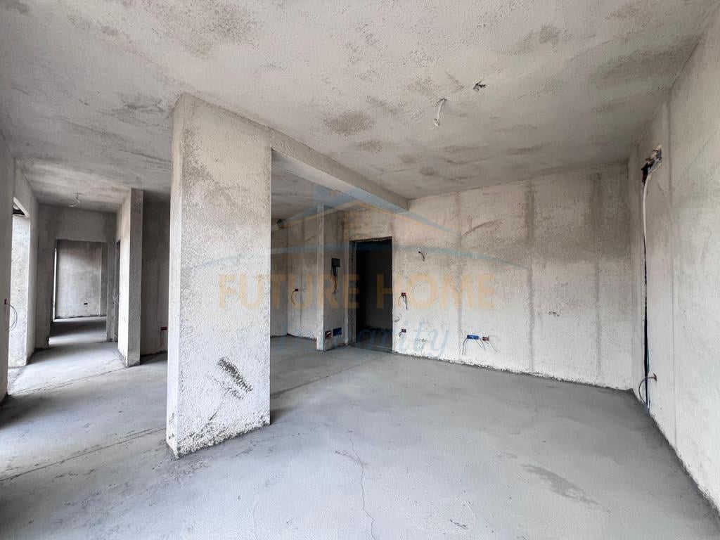 Shitet apartament 1+1 Ish Tregu Elektrik