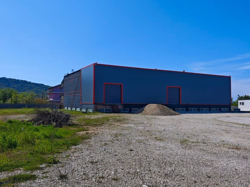 For sale Kapanon. First line of the main road. Vorë Rinas