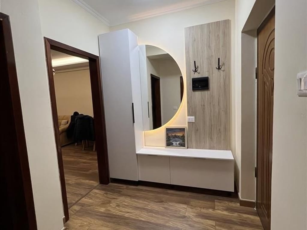 Jepet me qera Apartamenti 1+1 , rruga Vllazen Huta prane zyrave te punes  600 mije leke 