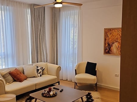 Shitet apartament Elitar 1+1+1 parkim në Tushemisht, Pogradec.