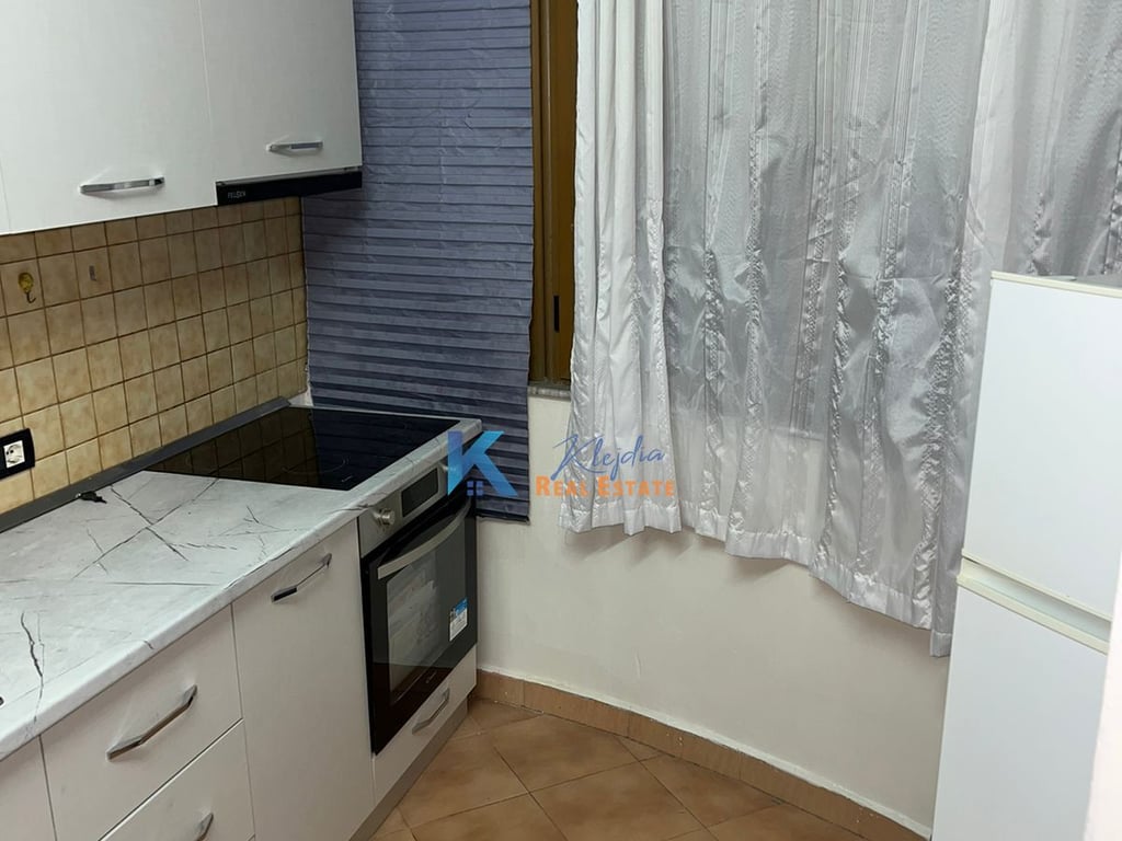 Apartament 2+1 per qira te Komuna e Parisit