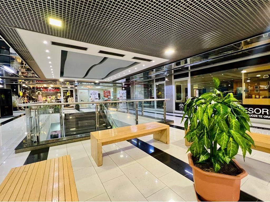 AMBJENT KOMERCIAL PER SHITJE NE ZEMER TE TIRANES !