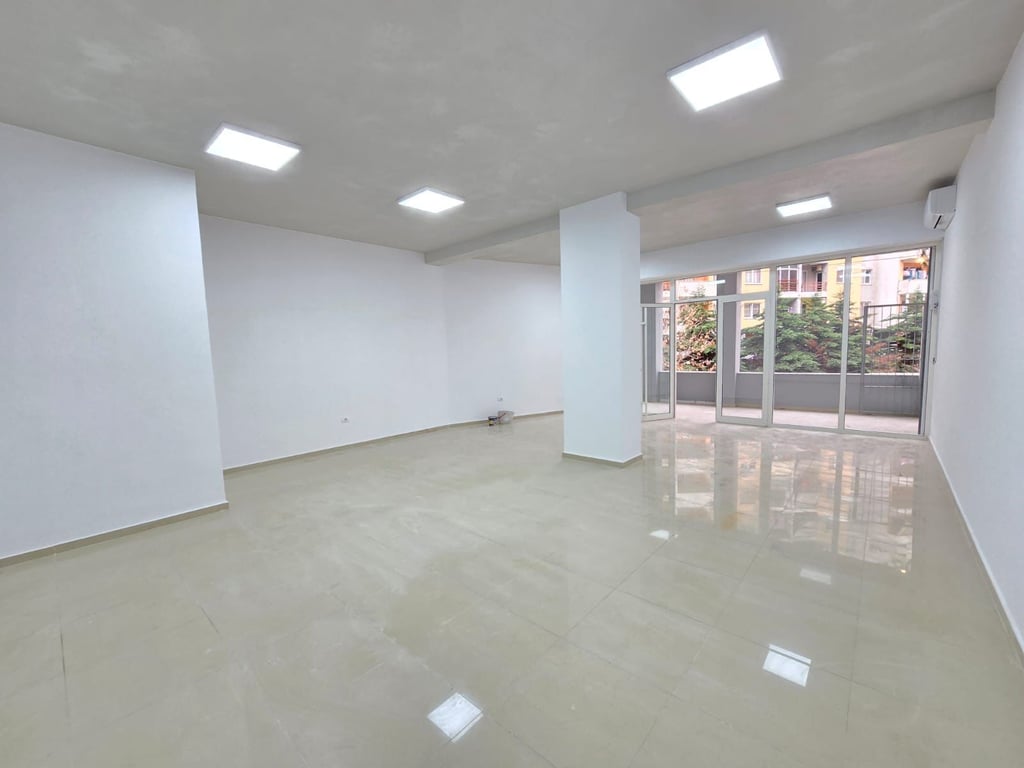 Affittasi Locale Commerciale ad Astir