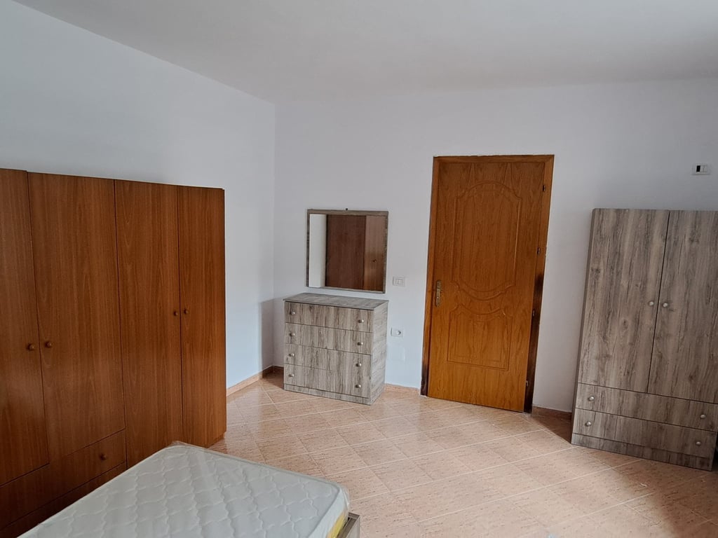 Affittasi appartamento 1+1, via di Dibra di fronte all'ospedale Madre Teresa 450 mila lekë.