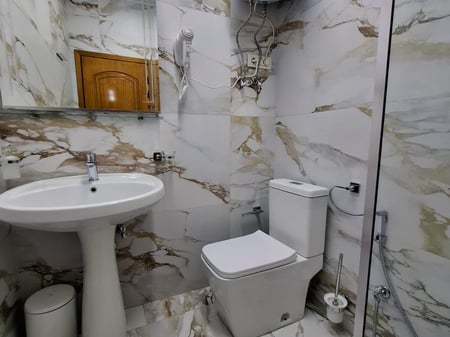 A 1+1 apartment is available for rent in Komuna Parisit.