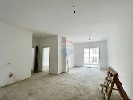 2+1 apartment for sale on Bulevardi Blu, Kamez